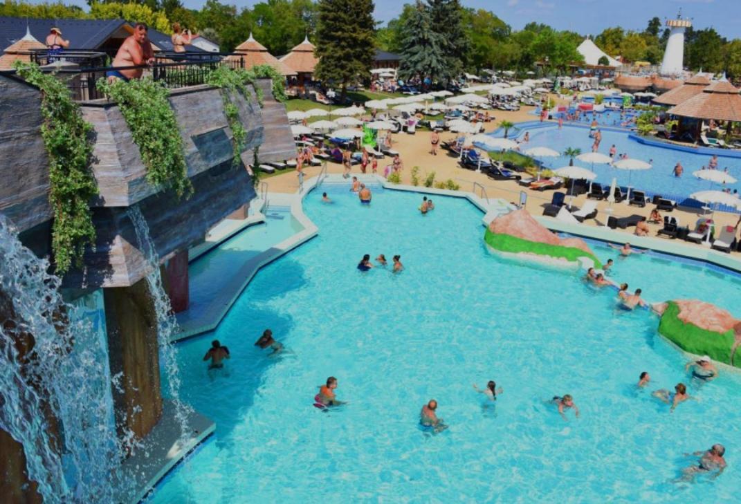 Beach Deluxe Apartman Hajdúszoboszló Exteriör bild